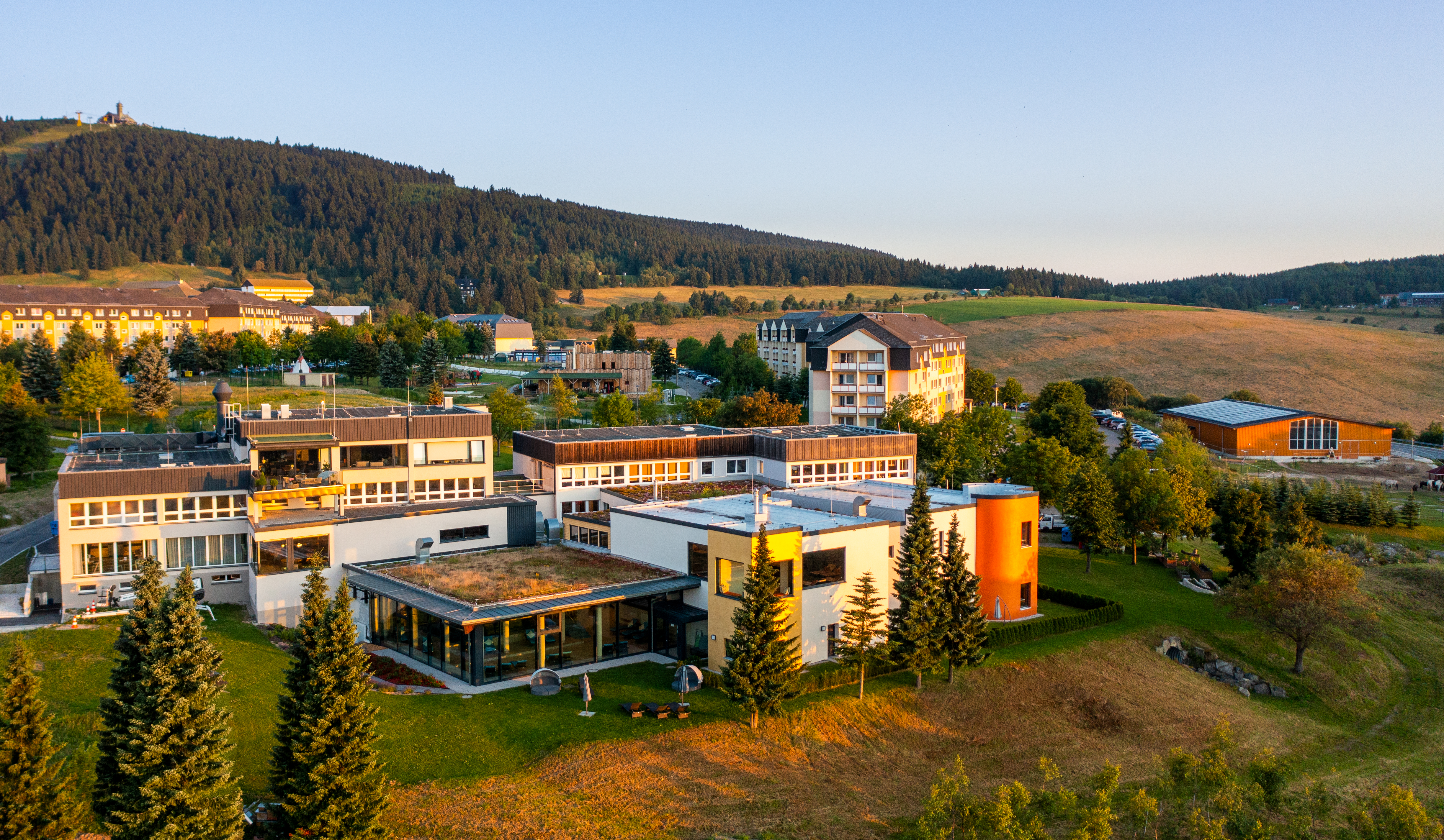 Familienhotel: Das Elldus Resort im Sommer - ein Traum im Grünen! - Elldus Resort - Familotel Erzgebirge
