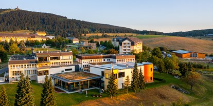 Familienhotel - Umgebungsschwerpunkt: Berg - PLZ 08261 (Deutschland) - Das Elldus Resort aus der Vogelperspektive... - Elldus Resort - Familotel Erzgebirge