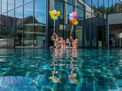 Familienhotel - Umgebungsschwerpunkt: Berg - Außen-Pool - ULRICHSHOF Nature · Family · Design