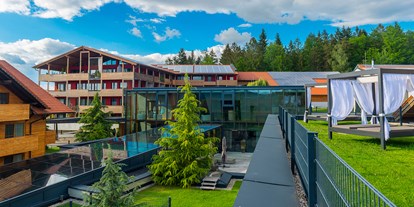 Familienhotel - Bayerischer Wald - Außenansicht Tag - ULRICHSHOF Nature · Family · Design