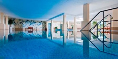 Familienhotel - Einzelzimmer mit Kinderbett - Deutschland - Hallenschwimmbad - Sporthotel Grafenwald