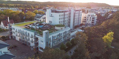 Familienhotel - Klassifizierung: 4 Sterne S - Mecklenburg-Vorpommern - Das Arkona Strandhotel von oben.  - Arkona Strandhotel