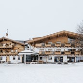 Familienhotel: Außenansicht Winter Hotel Thurnerhof - Thurnerhof