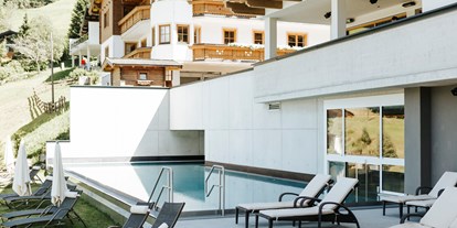 Familienhotel - Pools: Infinity Pool - Einöden - Liegewiese Spa Bereich  - Thurnerhof