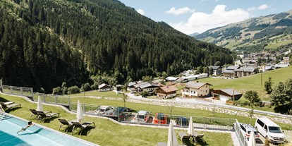 Familienhotel - Pools: Infinity Pool - Salzburg - Liegewiese  - Thurnerhof