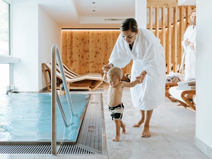 Familienhotel - Pools: Außenpool beheizt - Wellness für groß und klein  - Thurnerhof