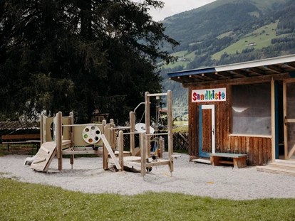 Familienhotel - Hunde: auf Anfrage - Schlitters - Spielplatz mit überdachter XXL-Sandkiste - Habachklause Familien Bauernhof Resort
