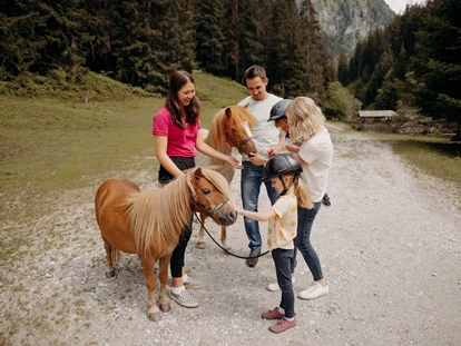 Familienhotel - Kinderbecken - Pony reiten oder Pony führen - bei der PonyErlebnis-Pauschale inkludiert - Habachklause Familien Bauernhof Resort