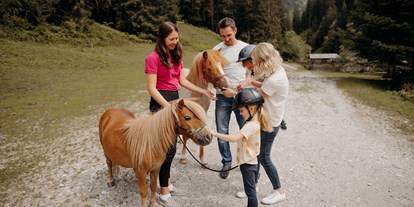 Familienhotel - Kinderbetreuung in Altersgruppen - Jochberg (Jochberg) - Pony reiten oder Pony führen - bei der PonyErlebnis-Pauschale inkludiert - Habachklause Familien Bauernhof Resort