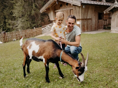 Familienhotel - Teenager-Programm - Thumersbach - Bauernhof mit vielen unterschiedlichen Tieren wie Ziegen, Ponys, Schweine, Kühe, Hühner, Hasen, Enten ...
Auf Tafeln gibt es Wissenswertes über unsere Bauernhoftiere - Habachklause Familien Bauernhof Resort