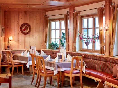 Familienhotel - Umgebungsschwerpunkt: Berg - Schlitters - 4 verschiedene Restaurantstuben plus die Lounge bieten ausreichend Platz für die Familien. - Habachklause Familien Bauernhof Resort