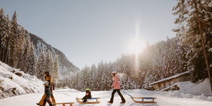 Familienhotel - Ski- und Rodelhang direkt beim Hotel mit Seillift, Schlitten, Rutschteller ... - Habachklause Familien Bauernhof Resort