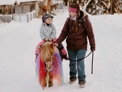 Familienhotel - Skilift - Kirchdorf in Tirol - Reitpädagogik mit unseren Ponys im Winter, ab April gibt es Ponyreiten. - Habachklause Familien Bauernhof Resort
