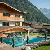 Familienhotel: Das Kitzspitz im Sommer von der Südwestseite mit Garten und Pool - Naturhotel Kitzspitz
