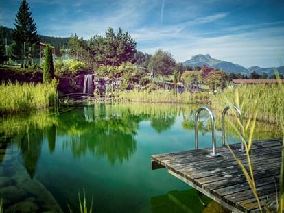Familienhotel - Verpflegung: alkoholfreie Getränke ganztags inklusive - St. Johann in Tirol - Gartenteich - beste Badezeit Juni bis September - Naturhotel Kitzspitz