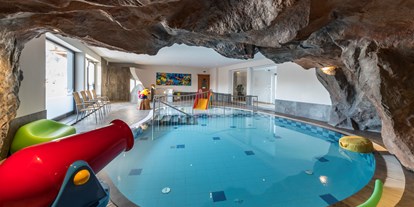 Familienhotel - Einzelzimmer mit Kinderbett - PLZ 6384 (Österreich) - Familien-Kinderbad mit 33-34 °C - Naturhotel Kitzspitz