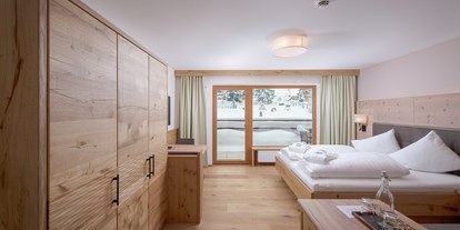 Familienhotel - Pools: Außenpool beheizt - Königsleiten - Zimmer Melisse mit 33 m²  - Naturhotel Kitzspitz