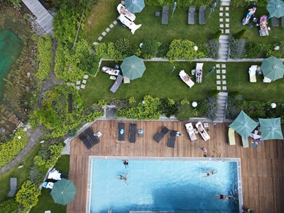 Familienhotel - Pools: Außenpool beheizt - Bayrischzell - Der feine Garten von Oben - Naturhotel Kitzspitz