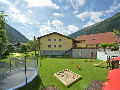 Familienhotel - Verpflegung: Halbpension - Khünburg - Garten mit Spielplatz - Hotel Eggerhof