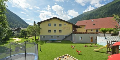 Familienhotel - Umgebungsschwerpunkt: am Land - Kärnten - Garten mit Spielplatz - Hotel Eggerhof