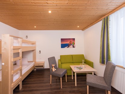 Familienhotel - Einzelzimmer mit Kinderbett - Einöden - Kinderzimmer "Familienzimmer Großer Glockner" - Hotel Eggerhof
