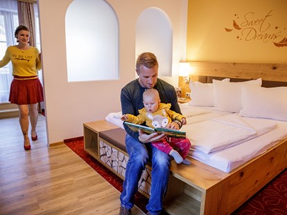Familienhotel - Einzelzimmer mit Kinderbett - Einöden - Feriendorf Ponyhof
