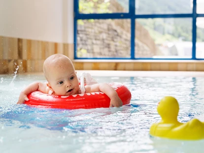 Familienhotel - Einzelzimmer mit Kinderbett - Thumersbach - Babyschwimmen - Wellness-& Familienhotel Egger