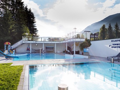 Familienhotel - Pools: Sportbecken - Badewelt: Winter- und Sommerpool mit integriertem Kleinkinderpool - Wellness-& Familienhotel Egger