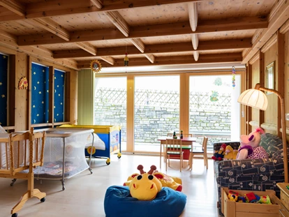 Familienhotel - Einzelzimmer mit Kinderbett - Thumersbach - Babyparadies - Wellness-& Familienhotel Egger