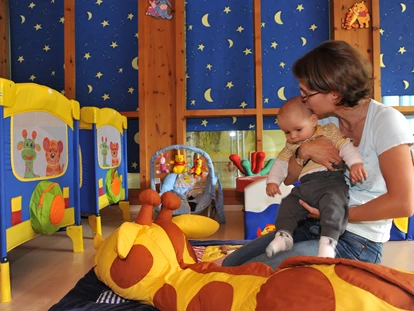 Familienhotel - Einzelzimmer mit Kinderbett - Thumersbach - Wohlfühlen im Babyparadies - Wellness-& Familienhotel Egger
