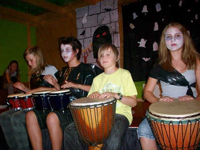Familienhotel - Teenager-Programm - Thumersbach - Heiße Trommelrhythmen beim Percussion Workshop - Wellness-& Familienhotel Egger