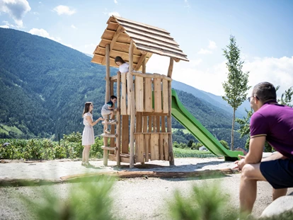 Familienhotel - Kinderbetreuung in Altersgruppen - Oberbozen - Ritten - Outdoorspielplatz - Das Mühlwald - Quality Time Family Resort
