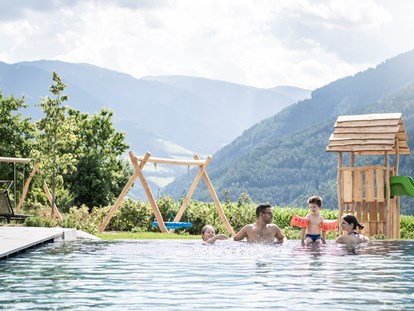 Familienhotel - Pools: Infinity Pool - Das Mühlwald - Quality Time Family Resort