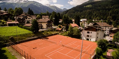 Familienhotel - Umgebungsschwerpunkt: See - PLZ 6553 (Österreich) - 2 eigene Sandtennisplätze - Hotel Sport Klosters