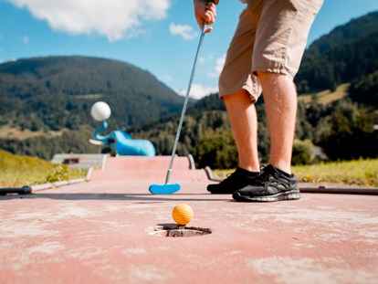 Familienhotel - Tennis - Graubünden - eigene 18-Loch Minigolfanlage - Hotel Sport Klosters