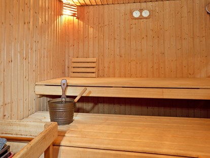 Familienhotel - Pools: Innenpool - Saunabereich - Hotel Sport Klosters