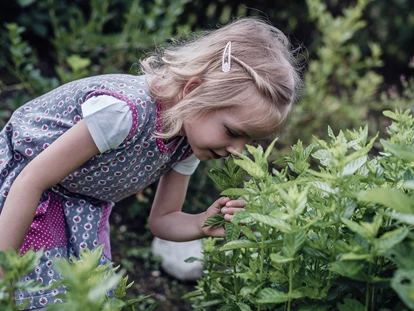 Familienhotel - Award-Gewinner - Österreich - Bauerngarten mit frischen Kräutern und Gemüse betreut von der Kinderbetreuung - Familienresort Ellmauhof - das echte All Inclusive ****S