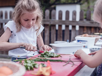 Familienhotel - Teenager-Programm - Österreich - Bauerngarten mit frischen Kräutern und Gemüse betreut von der Kinderbetreuung - Familienresort Ellmauhof - das echte All Inclusive ****S