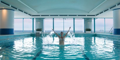 Familienhotel - Pools: Innenpool - Ostseeküste - Schwimmbad mit Meerblick - Hotel Neptun