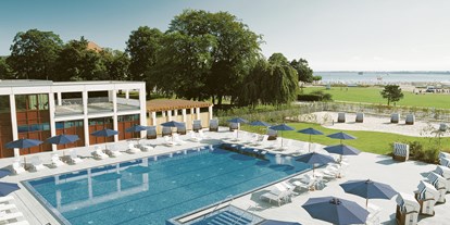 Familienhotel - Pools: Außenpool beheizt - Ostseeküste - Blick auf den Außenpool - A- ROSA Travemünde