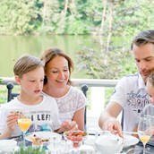 Kinderhotel - Familien-Frühstück auf unserer Seeterrasse - Romantischer Winkel - RoLigio® & Wellness Resort