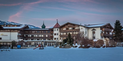 Familienhotel - Spielplatz - Hotel Außenansicht Winter - Landhotel Schermer