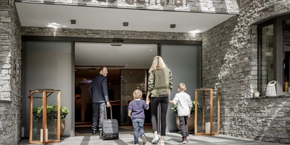 Familienhotel - Pools: Innenpool - Österreich - Familienurlaub im Hotel Das Central - Das Central - Alpine. Luxury. Life.