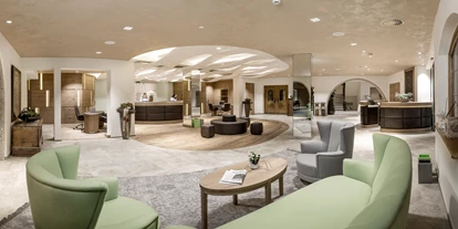 Familienhotel - Pools: Innenpool - Österreich - Eingangsbereich im Hotel Das Central - Das Central - Alpine. Luxury. Life.