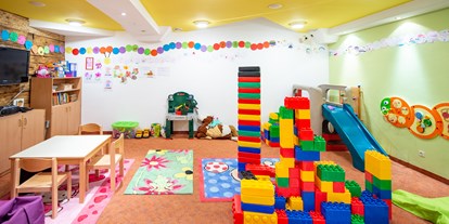 Familienhotel - Suiten mit extra Kinderzimmer - PLZ 9863 (Österreich) - Kinderspielzimmer - Alpines Lifestyle Hotel Tannenhof