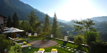 Familienhotel - Hallenbad - Lientsch - Gartenanlage mit Ausblick - Alpines Lifestyle Hotel Tannenhof
