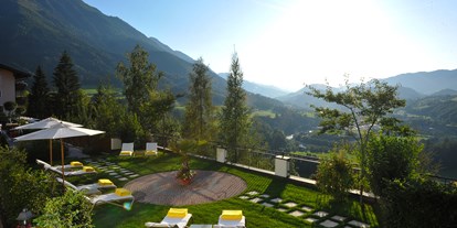 Familienhotel - Umgebungsschwerpunkt: Berg - Obertauern - Gartenanlage mit Ausblick - Alpines Lifestyle Hotel Tannenhof