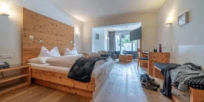 Familienhotel - Spielplatz - Viel Platz finden Sie in unseren alpin:design Zimmern und Suiten - Alpin ART & SPA Hotel Naudererhof