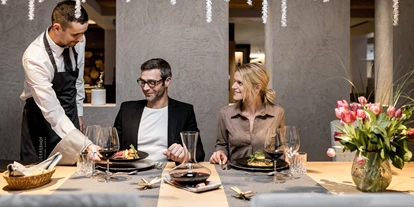 Familienhotel - Klassifizierung: 4 Sterne S - Hochkrumbach - Abends verwöhnen wir unsere Gäste mit dem Dreiländer-Kulinarium "GschmackiX" aus der Dreiländerküche A / CH / I - Alpin ART & SPA Hotel Naudererhof