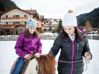 Familienhotel - Schwimmkurse im Hotel - Oberbozen - Ritten - Alphotel Tyrol Pony reiten - Family & Wellness Resort Alphotel Tyrol